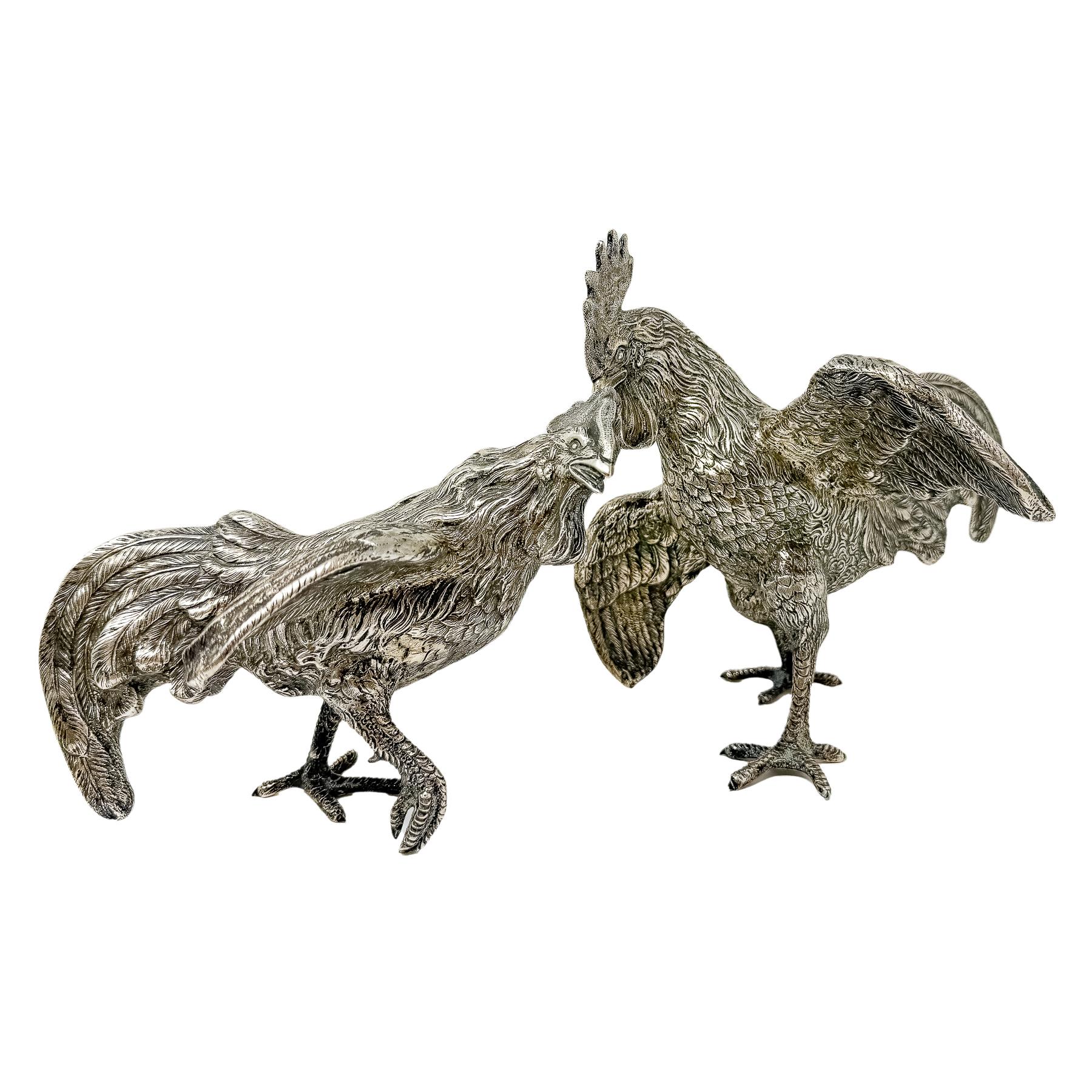 DOS GALLOS DE PELEA DE PLATA DE MEDIADOS DE SIGLO XX