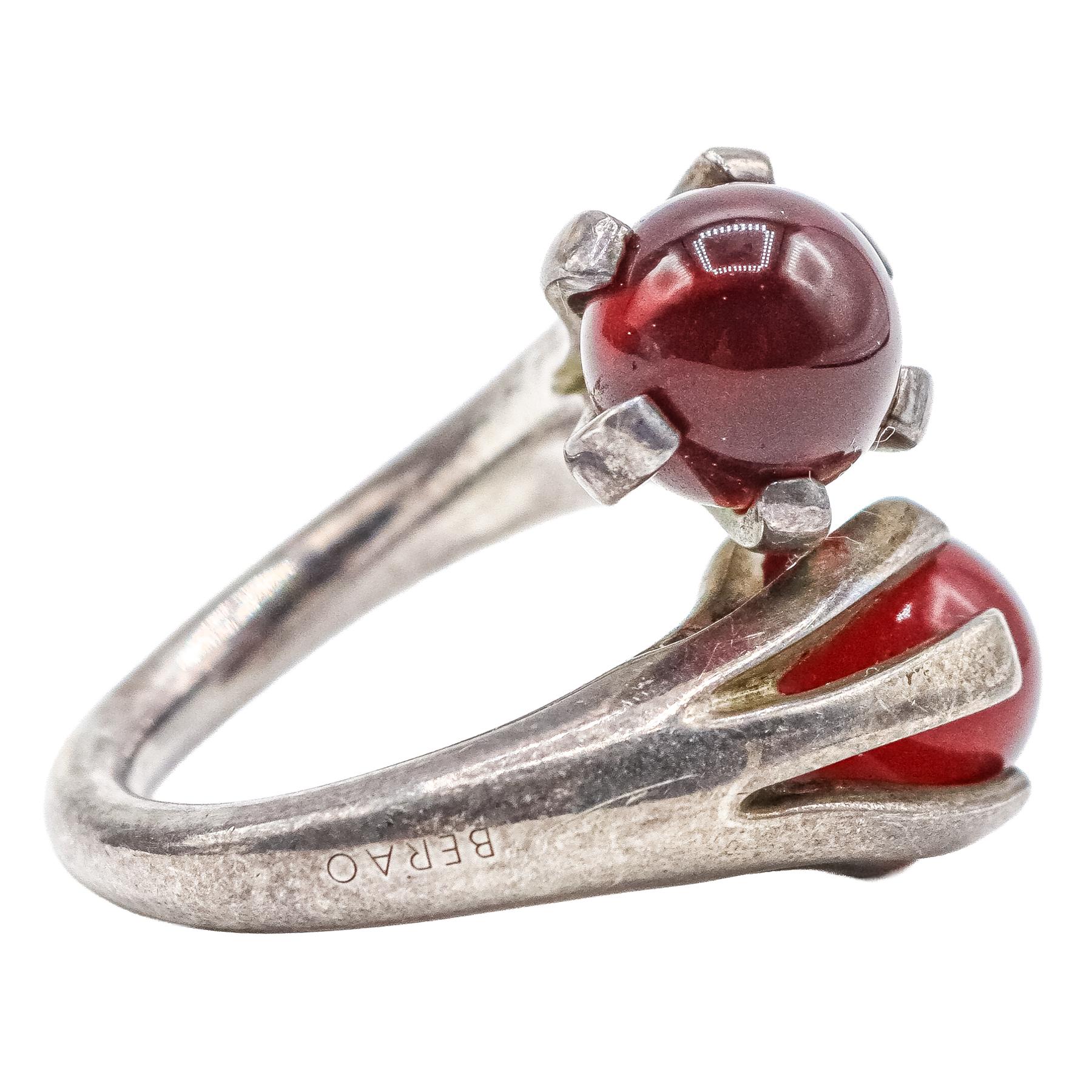 ANILLO DE PLATA CON DOS CUENTAS GRANATES