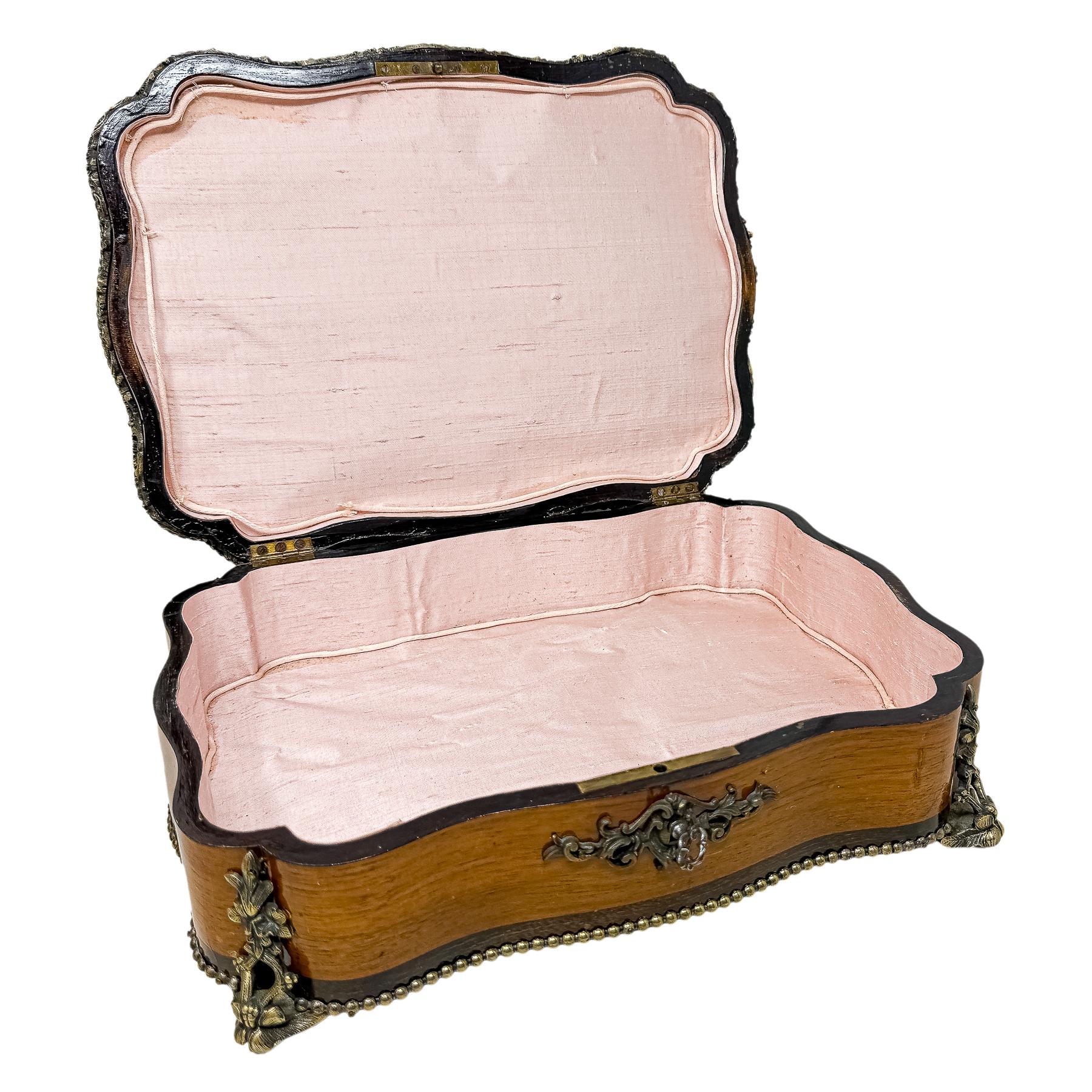 CAJA FRANCESA DEL PRIMER TERCIO DEL S.XX