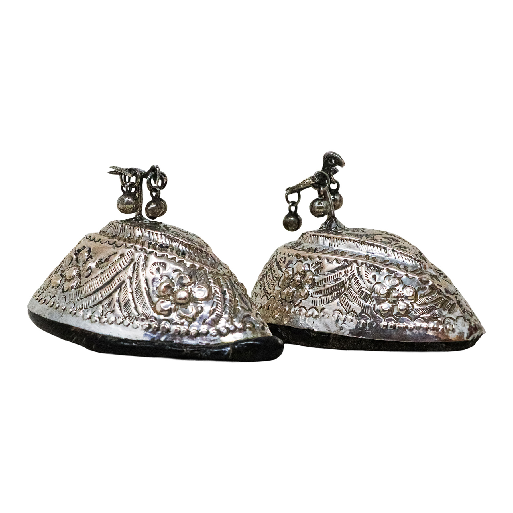 PAREJA DE RASPADORES DE PIEDRAS VOLCÁNICAS Y METAL PLATEADO
