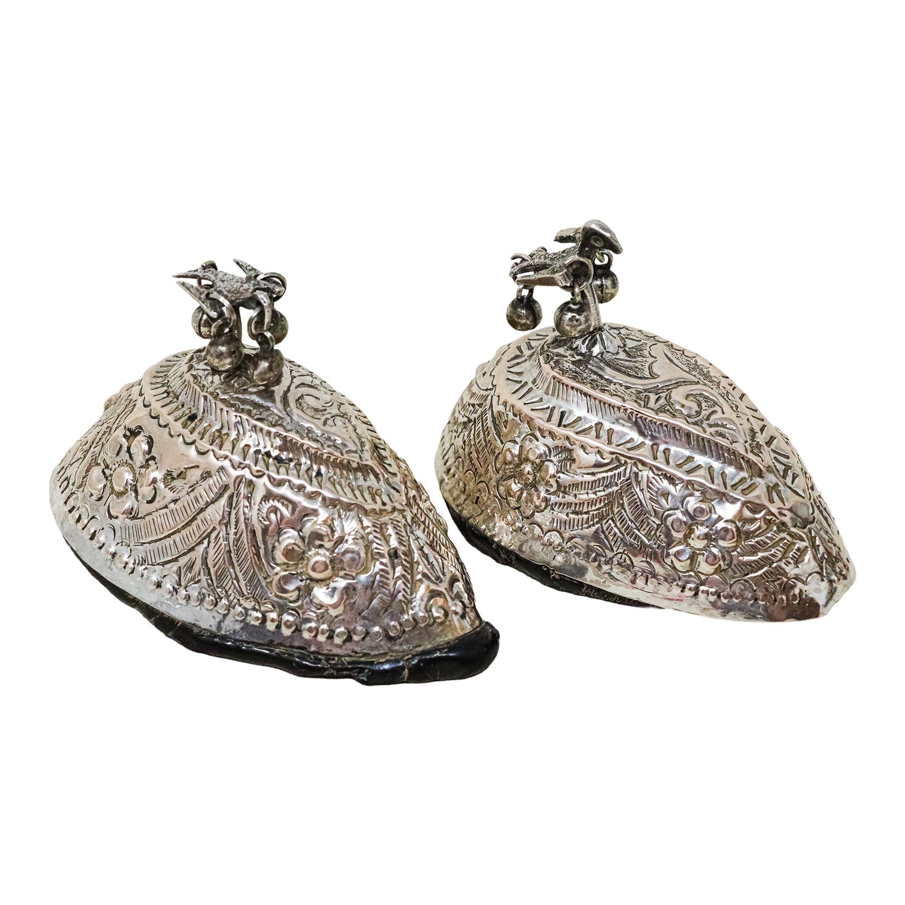 PAREJA DE RASPADORES DE PIEDRAS VOLCÁNICAS Y METAL PLATEADO