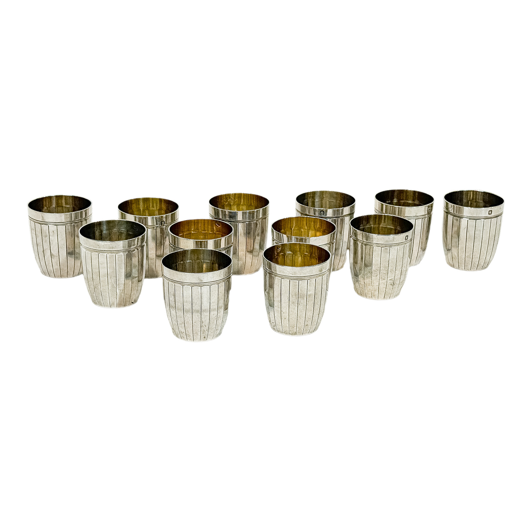 COLECCIÓN DE 12 PEQUEÑOS VASOS DE PLATA AÑOS 30
