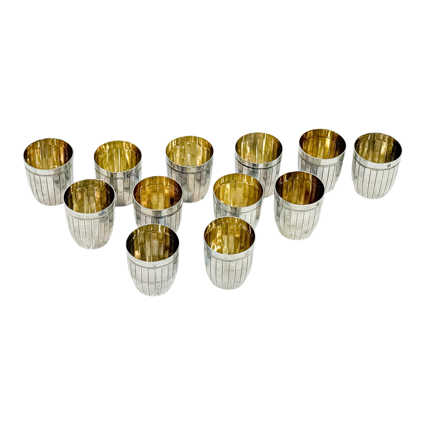 COLECCIÓN DE 12 PEQUEÑOS VASOS DE PLATA AÑOS 30