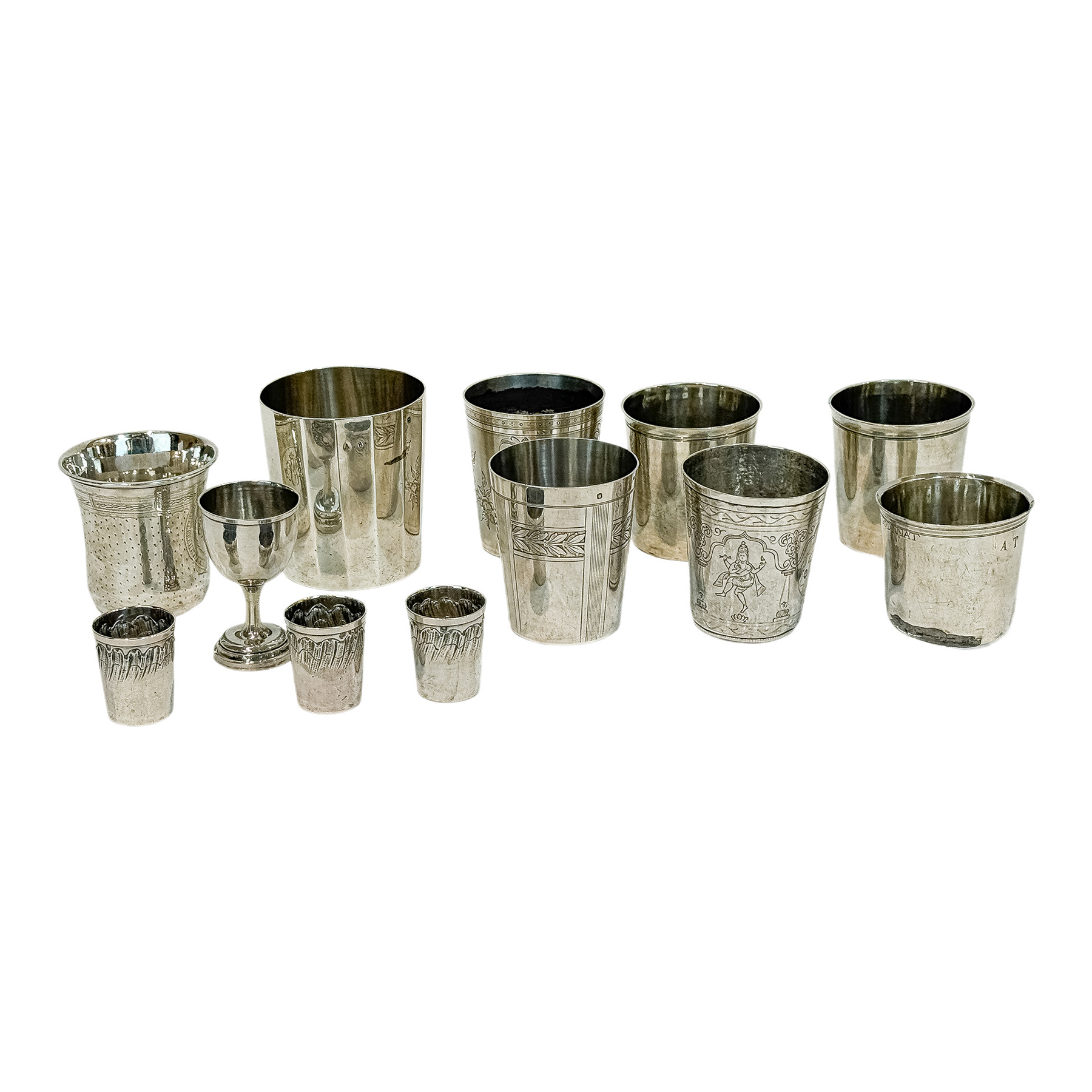 CONJUNTO DE ONCE VASOS Y UNA COPA DE PLATA  S. XIX-XX 