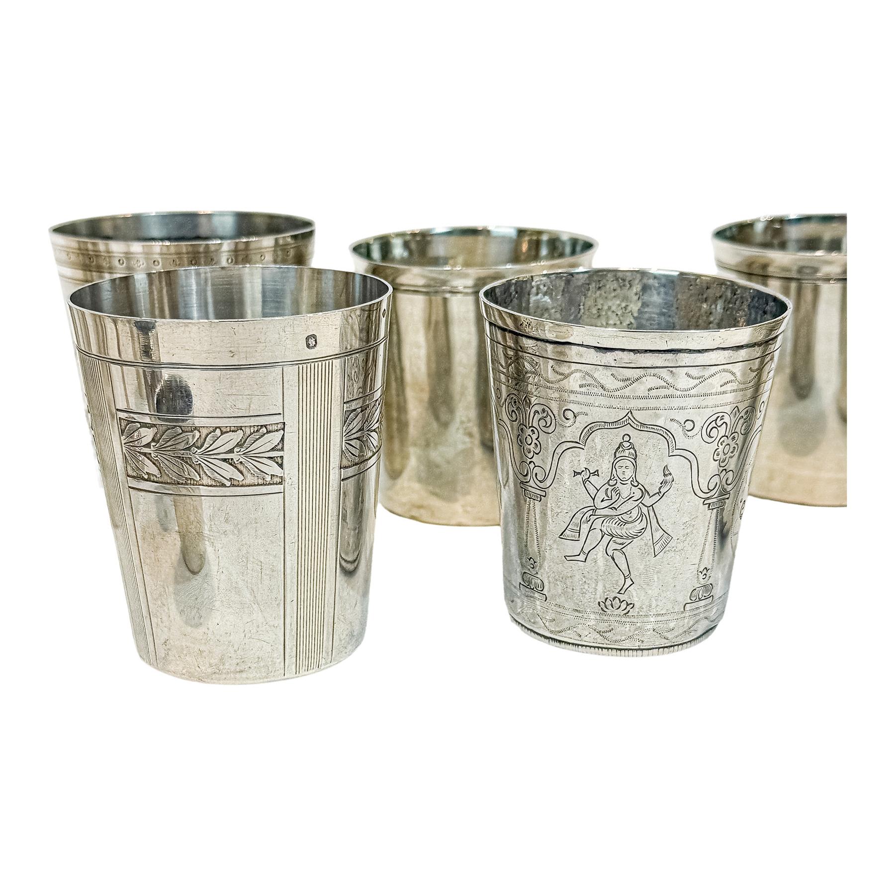 CONJUNTO DE ONCE VASOS Y UNA COPA DE PLATA  S. XIX-XX 