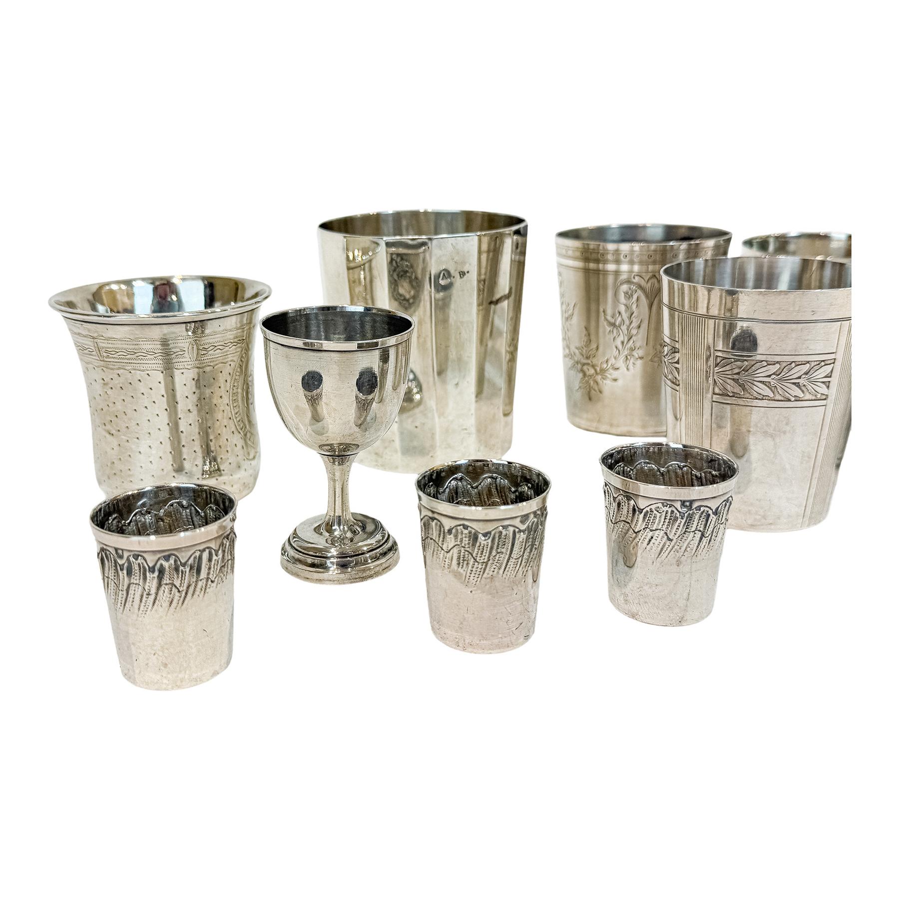 CONJUNTO DE ONCE VASOS Y UNA COPA DE PLATA  S. XIX-XX 