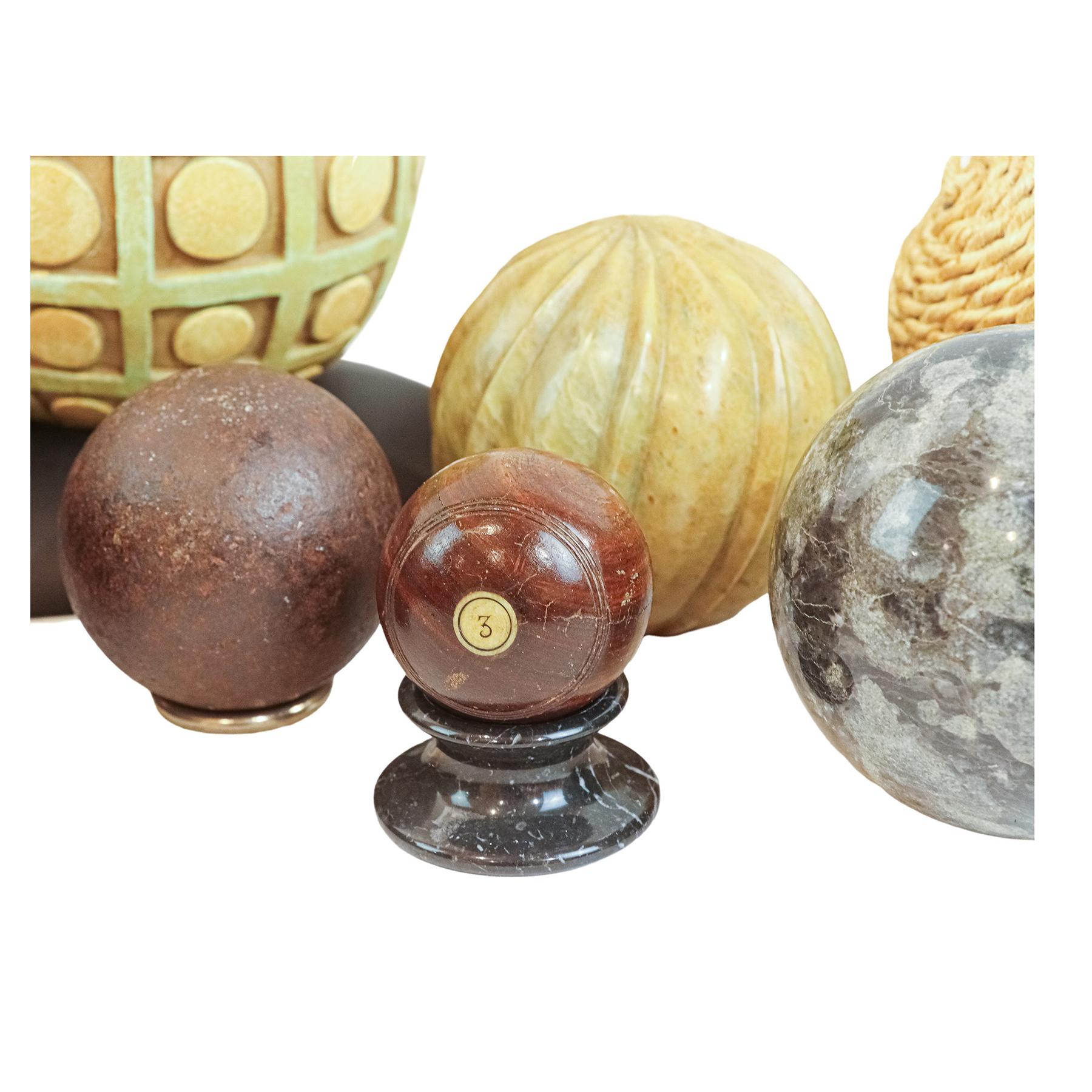 COLECCIÓN DE BOLAS Y HUEVOS