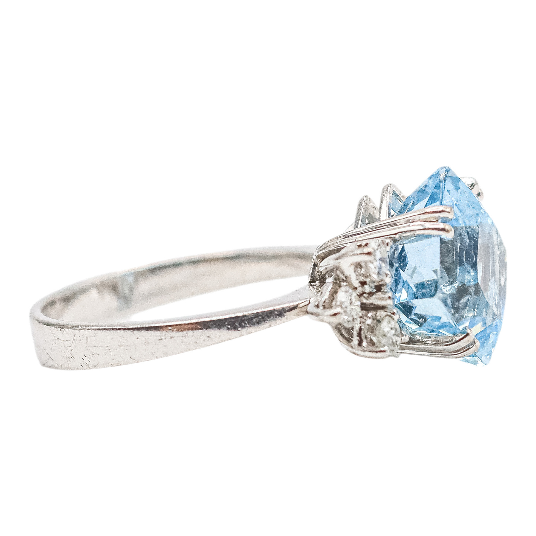 ANILLO CON AGUAMARINA Y BRILLANTES