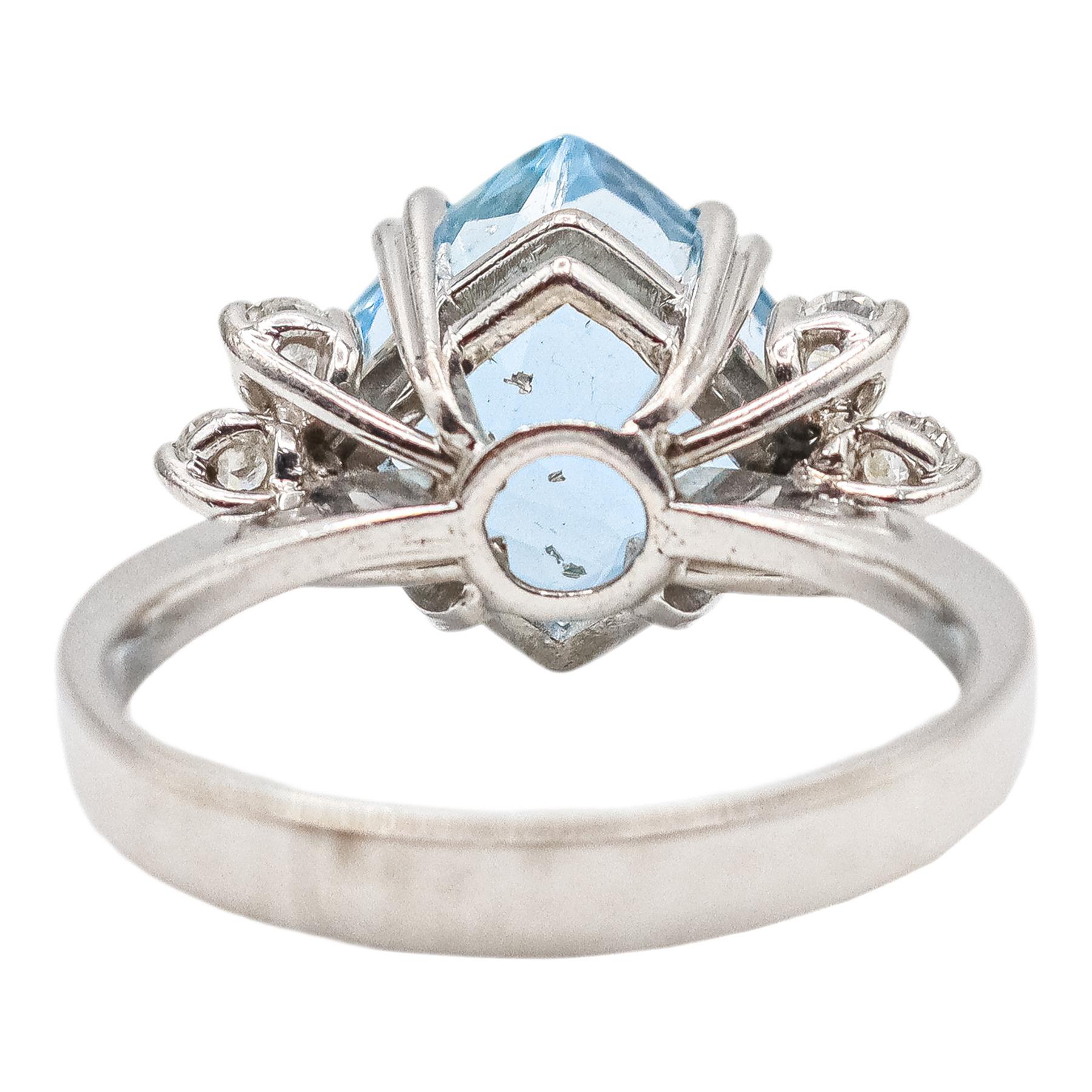 ANILLO CON AGUAMARINA Y BRILLANTES