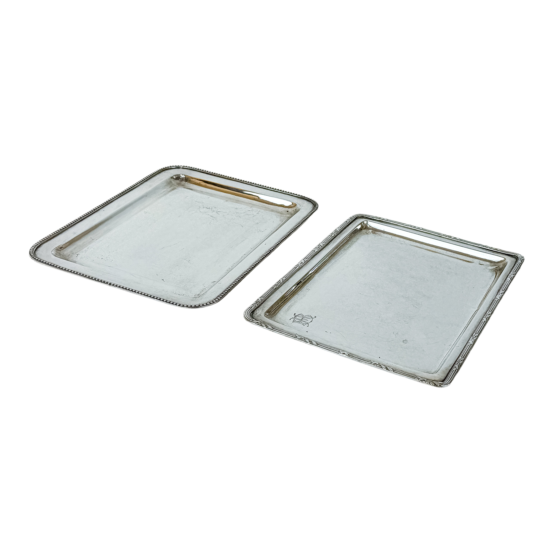DOS PEQUEÑAS BANDEJAS DE PLATA DE MEDIADOS DE SIGLO XX