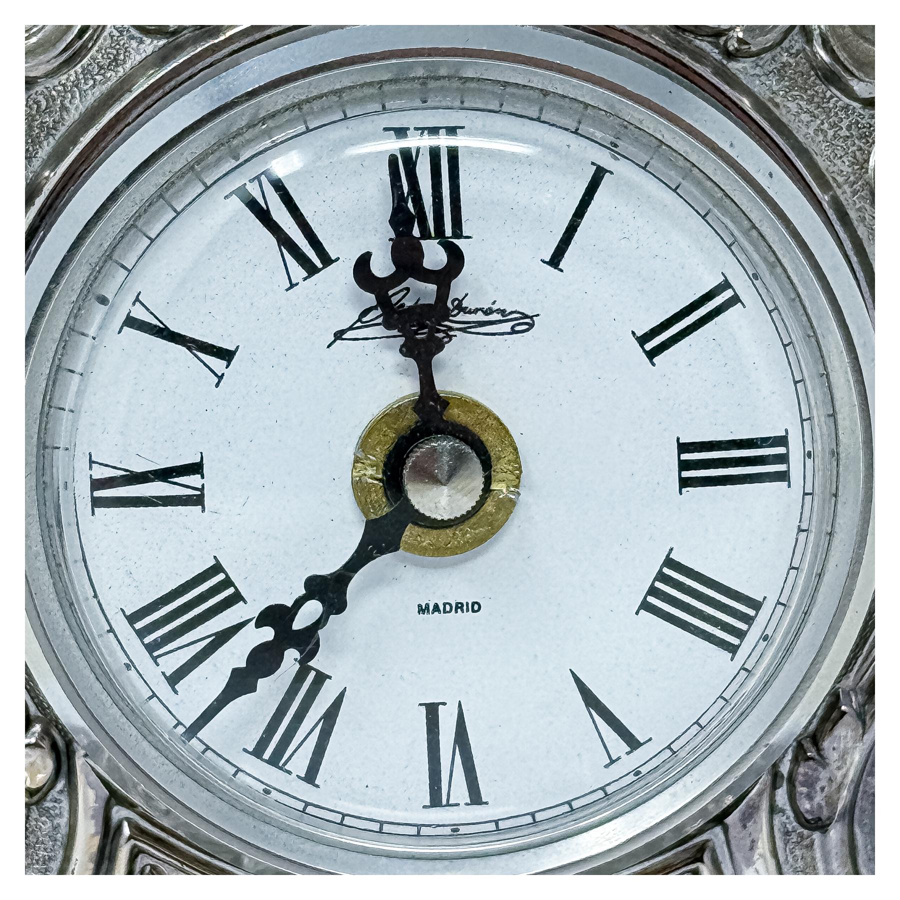 PEQUEÑO RELOJ DE SOBREMESA EN PLATA DE LOS AÑOS 70