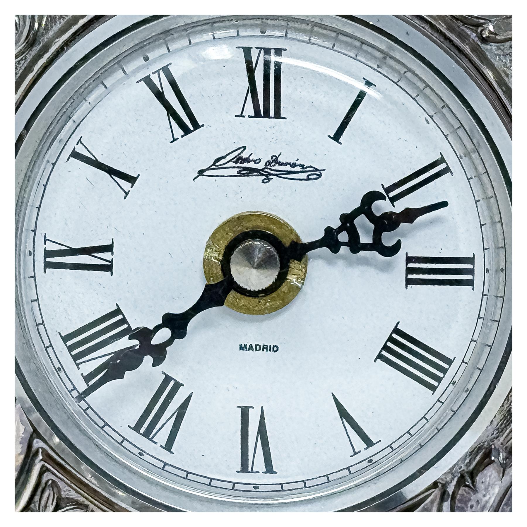 PEQUEÑO RELOJ DE SOBREMESA EN PLATA DE LOS AÑOS 70