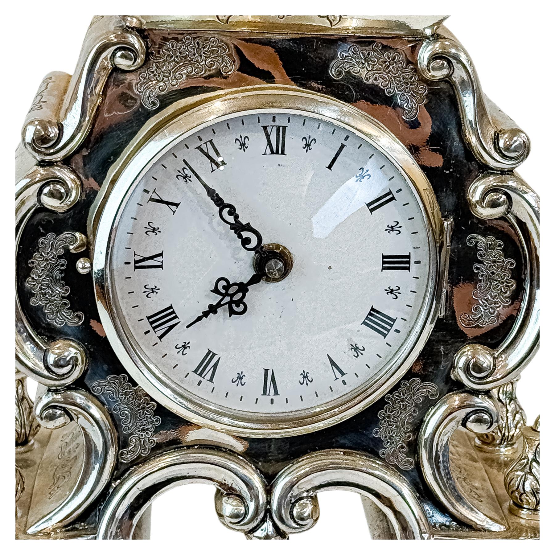 GRAN RELOJ DE SOBREMESA EN PLATA DE LOS AÑOS 70
