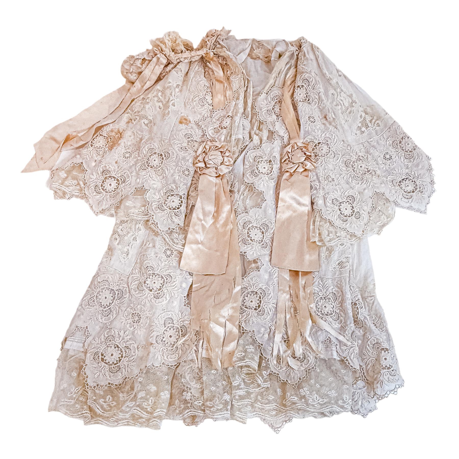 VESTIDO DE ACRISTIANAR DEL PRIMER TERCIO S.XX