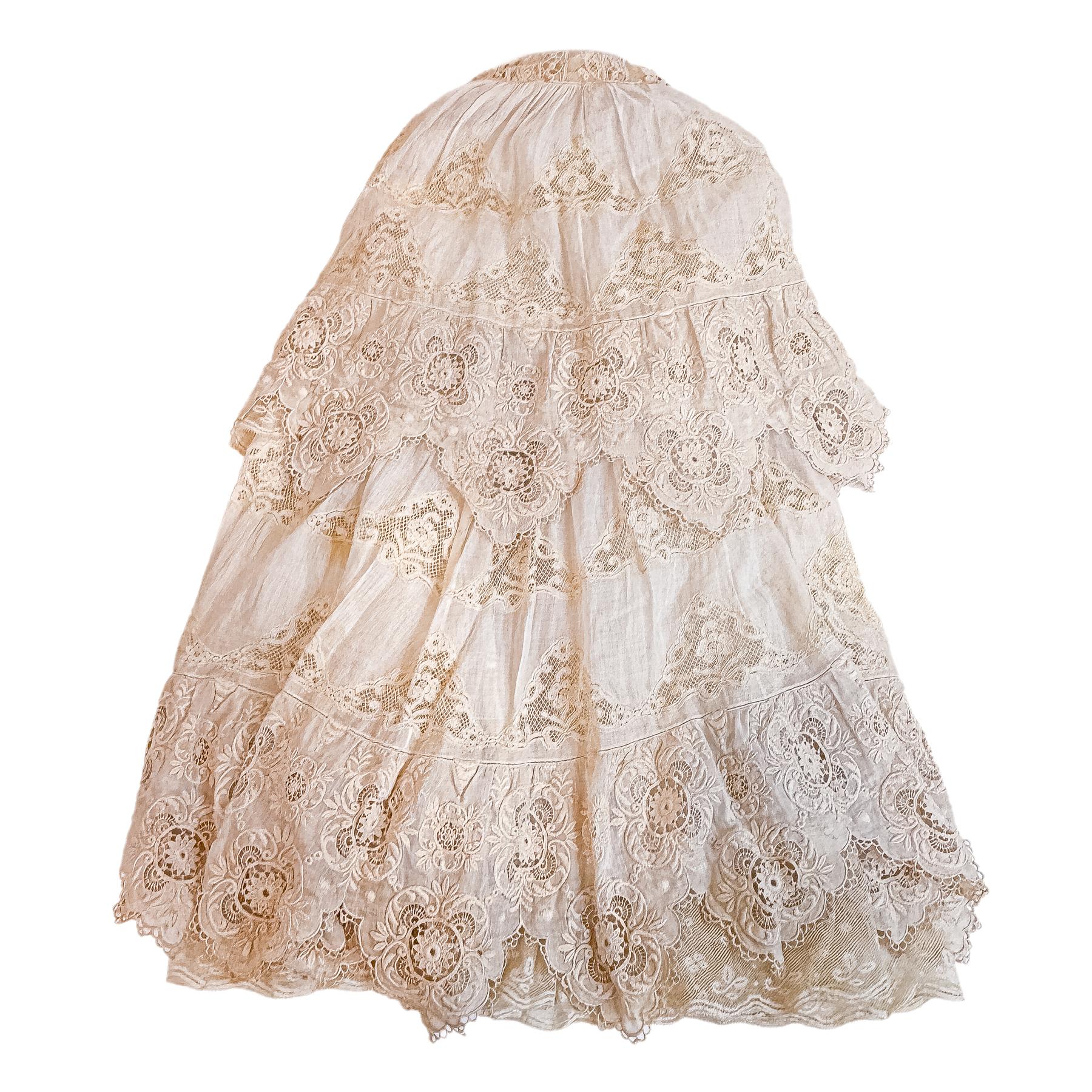 VESTIDO DE ACRISTIANAR DEL PRIMER TERCIO S.XX
