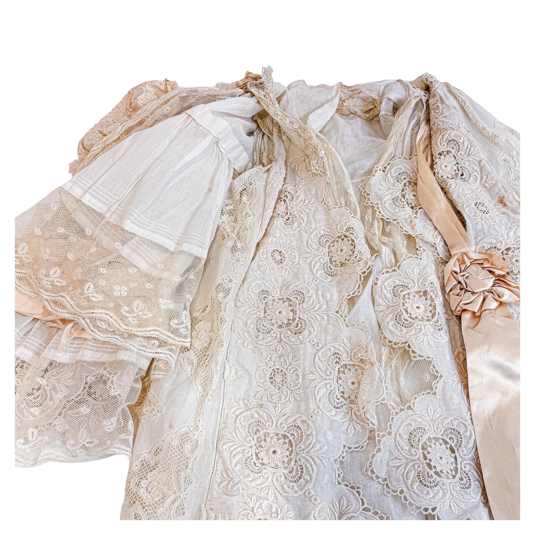 VESTIDO DE ACRISTIANAR DEL PRIMER TERCIO S.XX