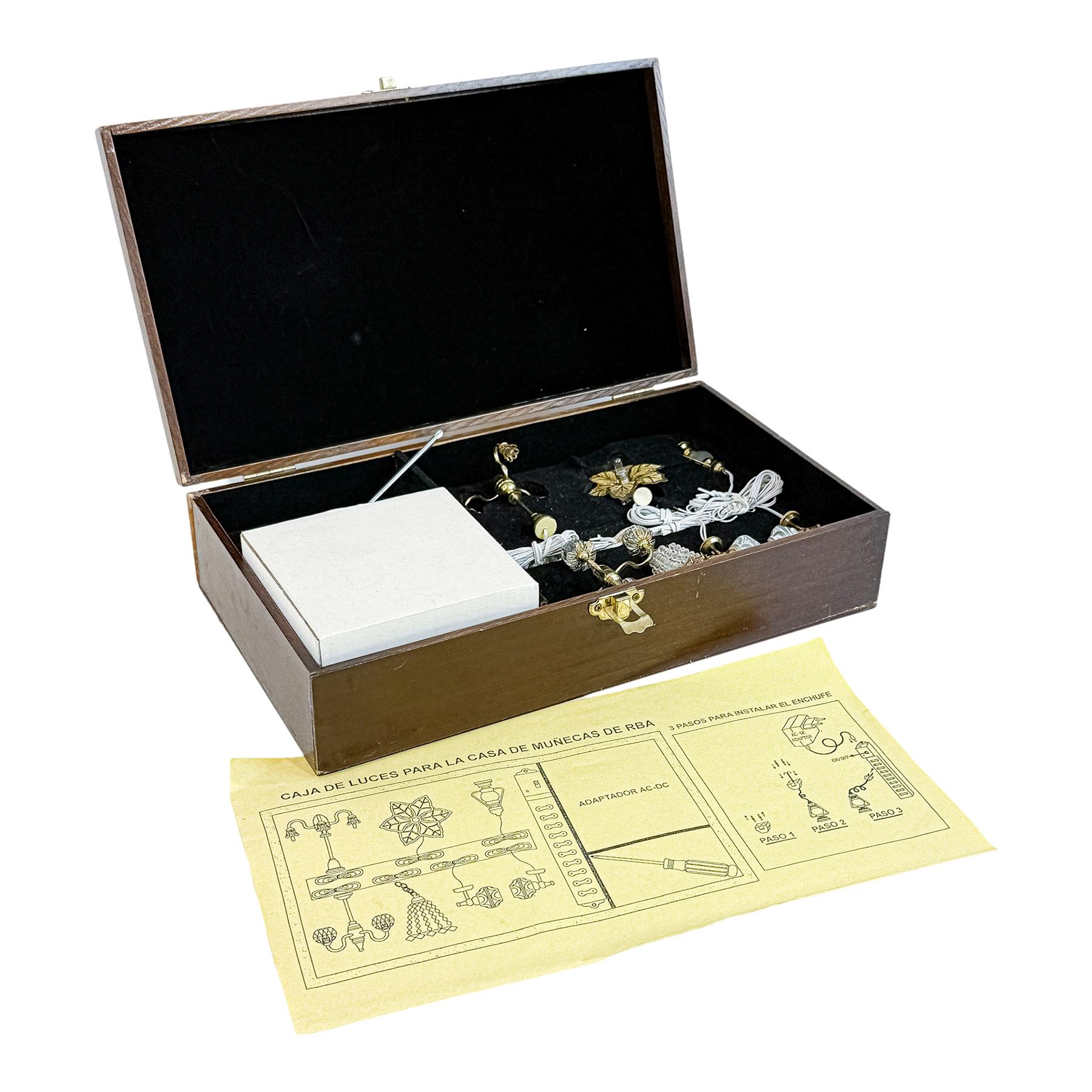 CAJA CON LÁMPARAS PARA CASA DE MUÑECAS DE RBA