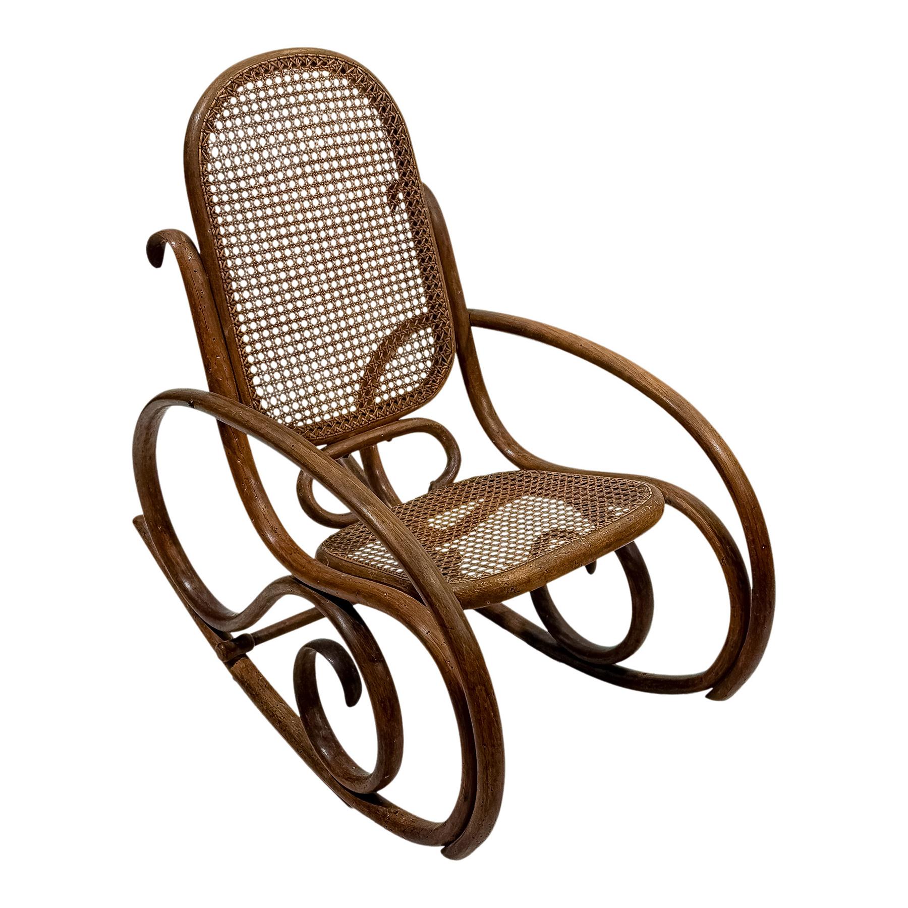 MECEDORA INFANTIL ESTILO THONET DEL PRINCIPIOS DEL SIGLO XX