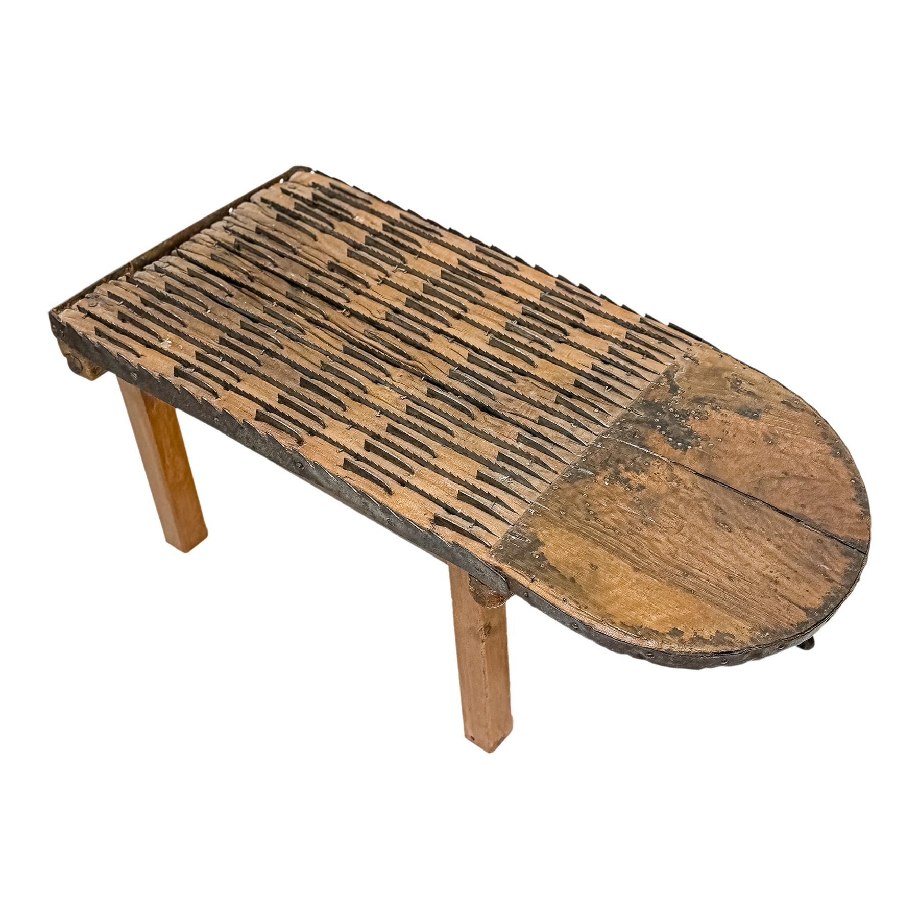 MESA RÚSTICA DE CENTRO CON TRILLO ANTIGUO
