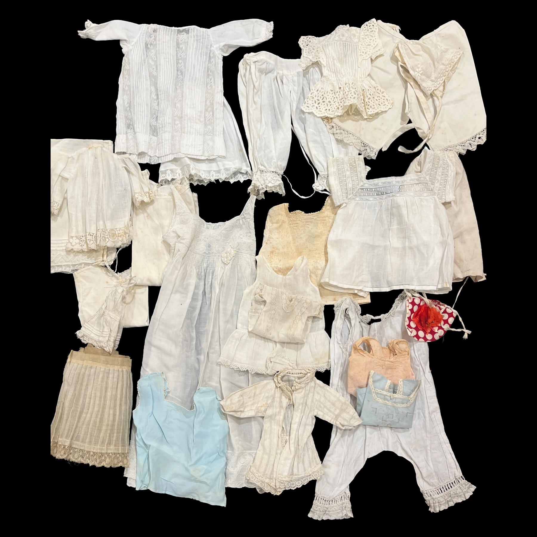 TRES BAÚLES DE JUGUETE CON ROPA DE MUÑECAS DE PPS. DEL S.XX