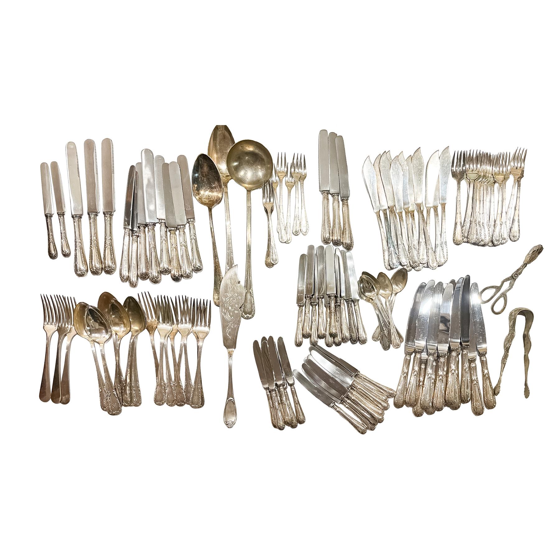 CONJUNTO DE PIEZAS DE CUBERTERÍA EN METAL PLATEADO