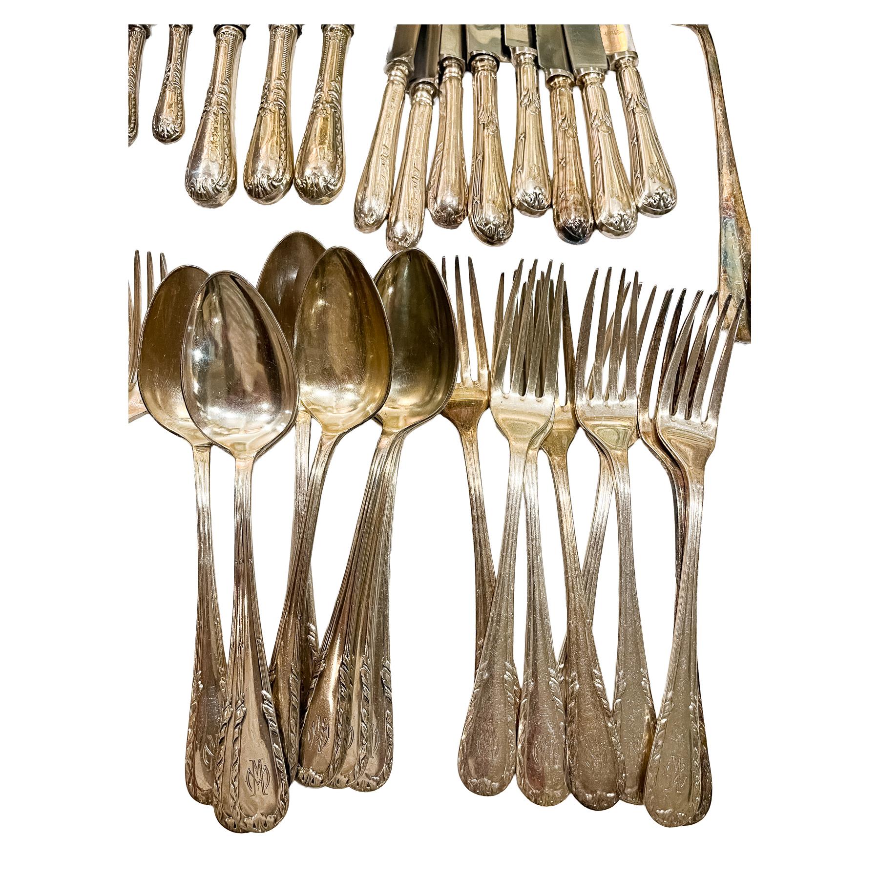 CONJUNTO DE PIEZAS DE CUBERTERÍA EN METAL PLATEADO