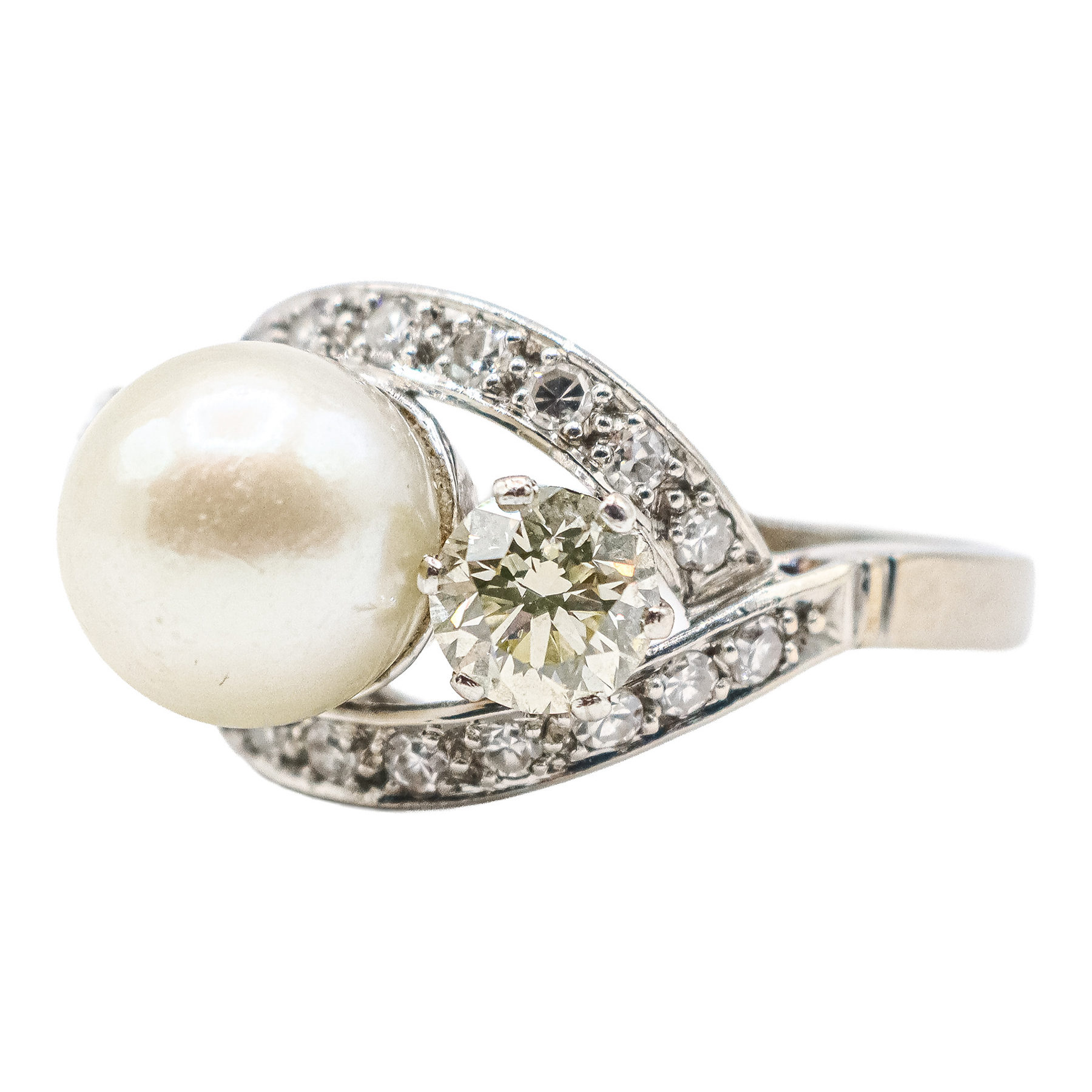 SORTIJA CON PERLA Y DIAMANTES, DE LOS AÑOS 50