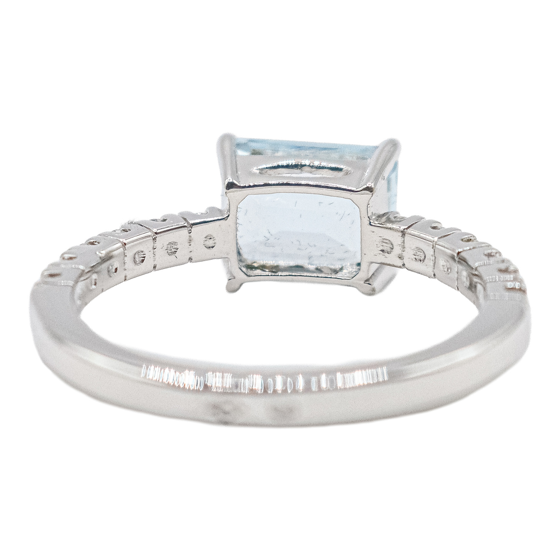 ANILLO CON AGUAMARINA CON BRILLANTES 