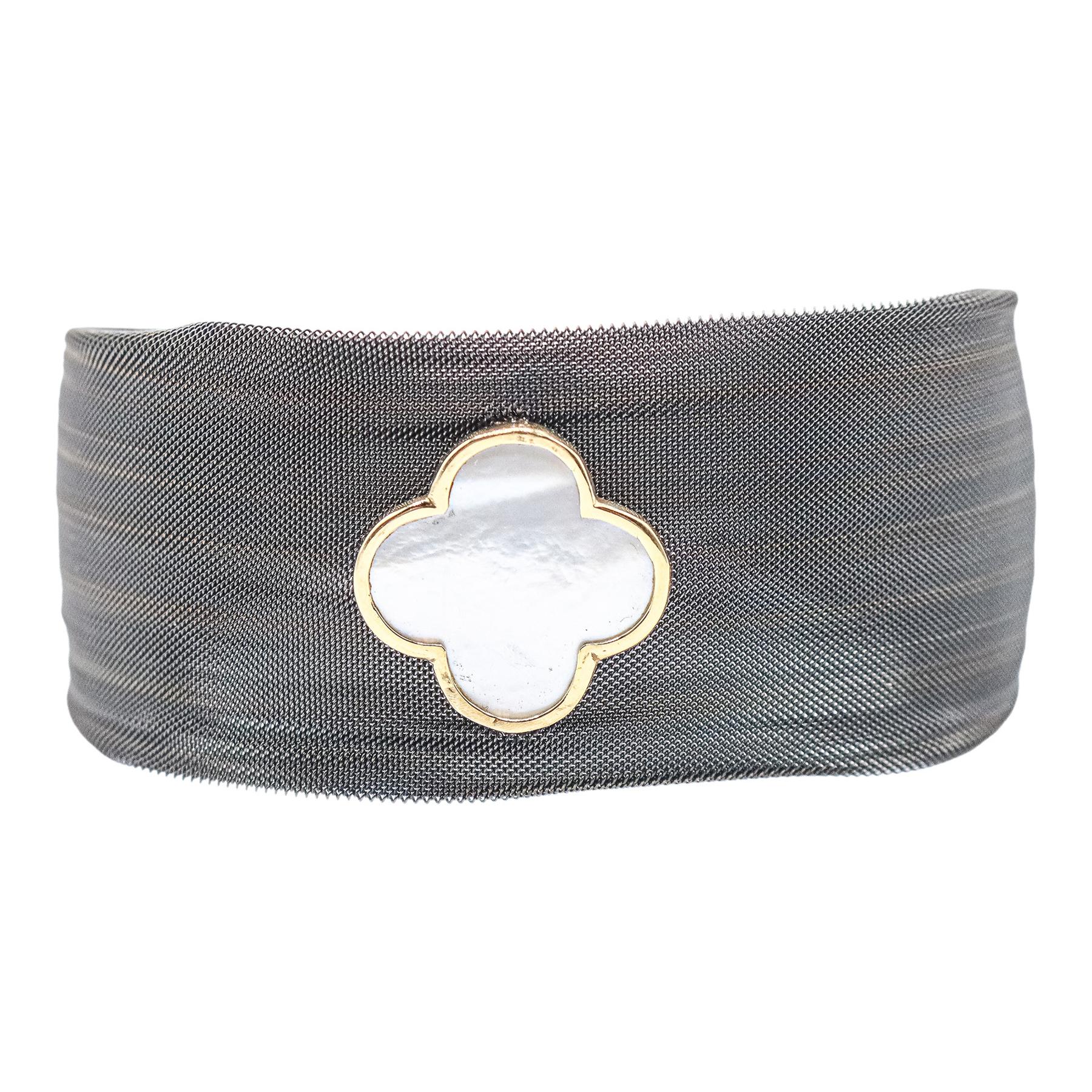 PULSERA ANCHA CON TREBOL DE NÁCAR Y ORO