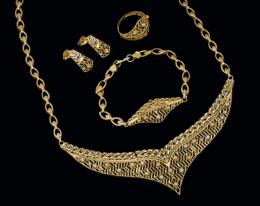 Anillo, gargantilla, pendientes y pulsera de oro
