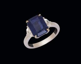 Anillo de oro con zafiro azul 4,64 cts y diamante