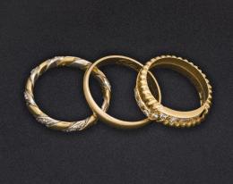 Dos anillos con diamantes y una alianza de oro