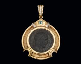 Colgante de oro con moneda antigua, diamantes,etc