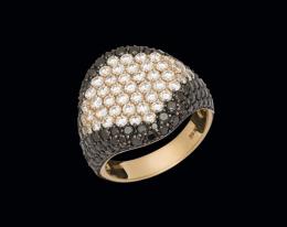 Anillo de oro con diamantes blancos y negros