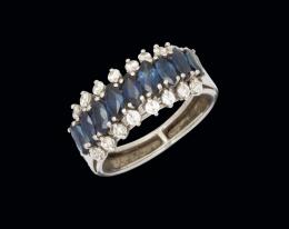 Anillo de zafiros azules marquise y diamantes