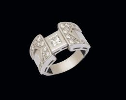 Anillo de oro con diamante princesa y brillantes