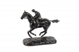 Figura en bronce. Caballo de carreras