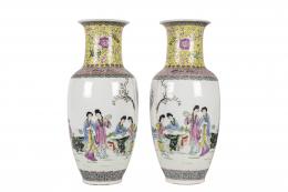 Pareja de jarrones en porcelana china. S. XX