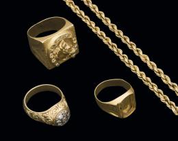 Cadena con tres anillos de oro 53,45 gr