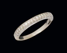 Anillo de oro blanco con tres filas de diamantes