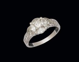 Anillo de oro con diamantes marquise y brillantes