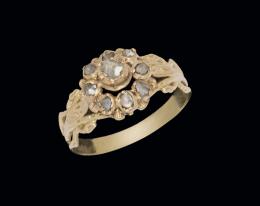 Anillo de oro con rosetón de diamantes