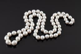 COLLAR DE PERLAS Una vuelta de perlas australianas calibradas entre 14 y 15 mm. con cierre oculto y reasas de oro blanco 18 kt. cuajadas por brillantes, peso total aproximado: 0.20 ct.