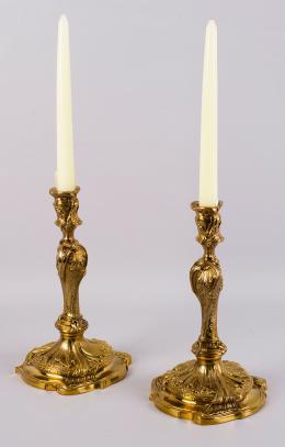 PAREJA DE CANDELEROS DE BRONCE ESTILO TRANSICIÓN LUIS XV - LUIS XVI