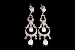 PENDIENTES LARGOS, ESTILO ANTIGUO, DE BRILLANTES, PERLAS CULTIVADAS Y ORO BLANCO Realizados en oro blanco de 18 kt. con motivos lobulados calados, formados por diamantes talla brillante, peso total aproximado: 0.62 ct., engastados en grano y rematados por