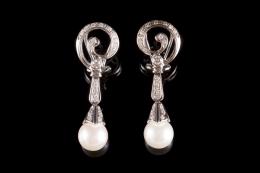 PENDIENTES LARGOS DE DIAMANTES, PERLAS CULTIVADAS Y ORO BLANCO Realizados en oro blanco de 18 kt., formados por diamante central talla brillante engastado en chatón, y 20 diamantes talla brillante engastados en grano, peso total aproximado: 0.50 ct., rema