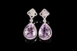 PENDIENTES LARGOS Realizados en oro blanco de 18 kt., formados por parte superior con motivo floral y kuncitas talla perilla, orladas por diamantes talla brillante, peso total aproximado: 1.48 ct.
