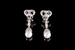 PENDIENTES LARGOS Realizados en oro blanco de 18 kt., motivo superior calado en forma de corazón compuesto por 15 diamantes talla brillante engastados en grano, con hilera y casquilla de 10 diamantes talla brillante engastados en grano, peso total aproxim