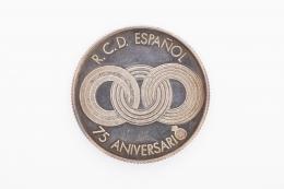 Medalla Conmemorativa
Realizada en plata. Medalla conmemorativa del 75 aniversario del R.C.D. Español, 1900-1975. Numerada: 0600. Diámetro (mm.):40.