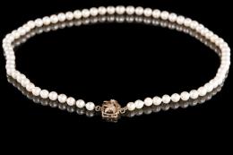 COLLAR ANTIGUO DE PERLAS CULTIVADAS, DIAMANTES Y ORO AMARILLO Formado por 69 perlas cultivadas calibradas entre 5 y 7.5 mm. dispuestas en degradé del centro a los lados. Cierre rectangular realizado en oro de 18 kt., con 6 diamantes talla brillante engast